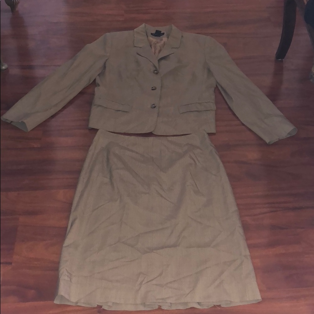 Harold’s suit skirt